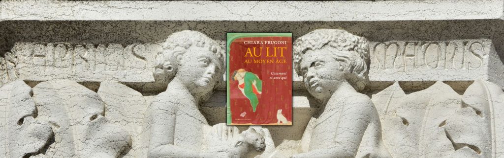 Au Moyen Age, le lit est un symbole d'identification sociale, un refuge contre le froid et le centre de la pièce, où les hôtes sont reçus. Autour de ce meuble, la médiéviste fait découvrir la vie intime de l'homme et de la femme au Moyen Age, les protocoles qui président à l'organisation du foyer et leurs conséquences Chiara Frugoni, Au lit au Moyen Âge : comment et avec qui