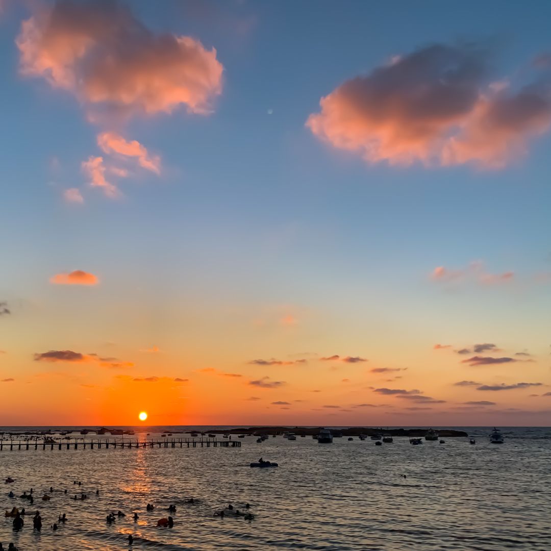 La Méditerranée les pieds dans l'eau
