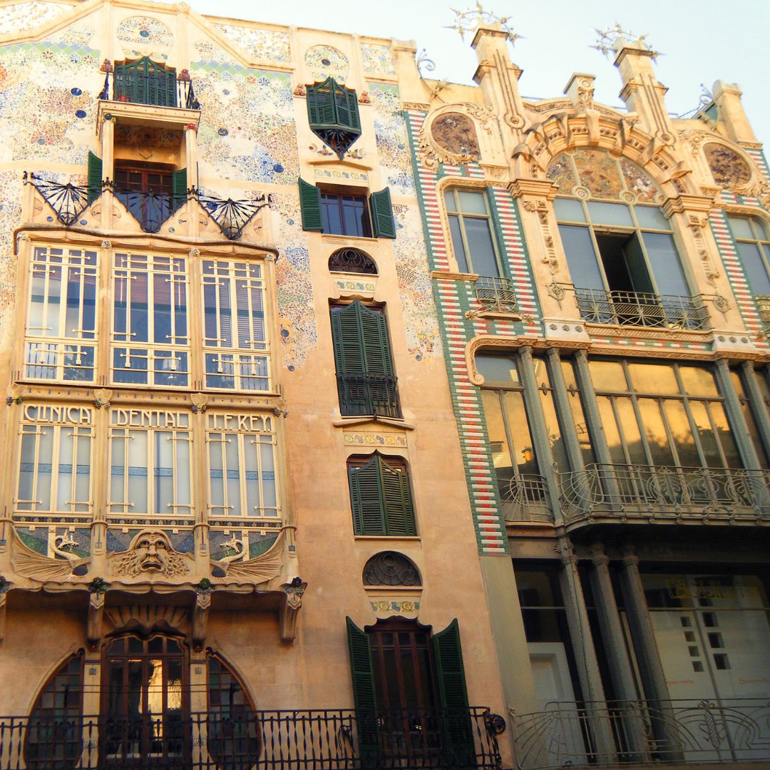 La Méditerranée les pieds dans l'eau