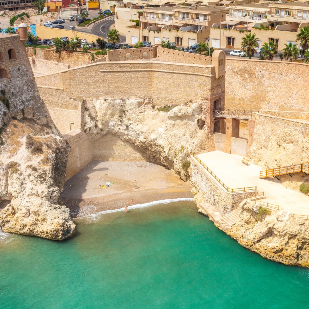 La Méditerranée les pieds dans l'eau